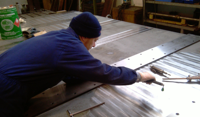 Supply of a counter check gauge, dim. 4700x2200, 100 mm thickness, 6,500 kgweight.  The gauge was made out of S355, equipped with a series of tempered and ground plates out of 42NiCrMo4.  Supply specifications showed a tolerance of +0 / -0.035 mm as for thickness and a 0.2/1000 planarity standard.  After construction, the testing gave a result of +0 / -.025 mm as for thickness and a 0.02/1000 planarity data.